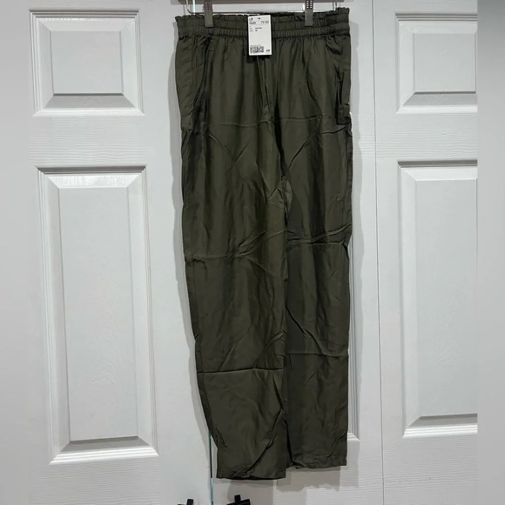 NWT H&M green joggers retail $80